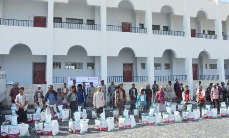 تدشين توزيع السلل الغذائية لأسر الشهداء بالمحفد