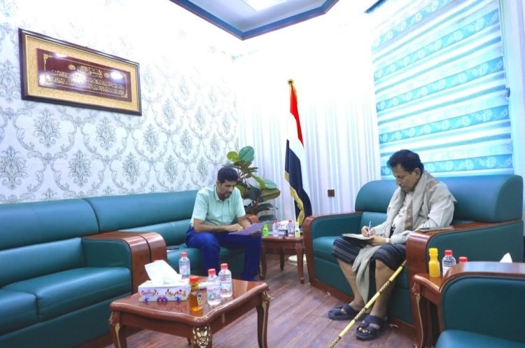 محافظ المهرة يوجّه بالتعاقد مع (10) معلمات في حصوين لدعم تعليم الفتاة