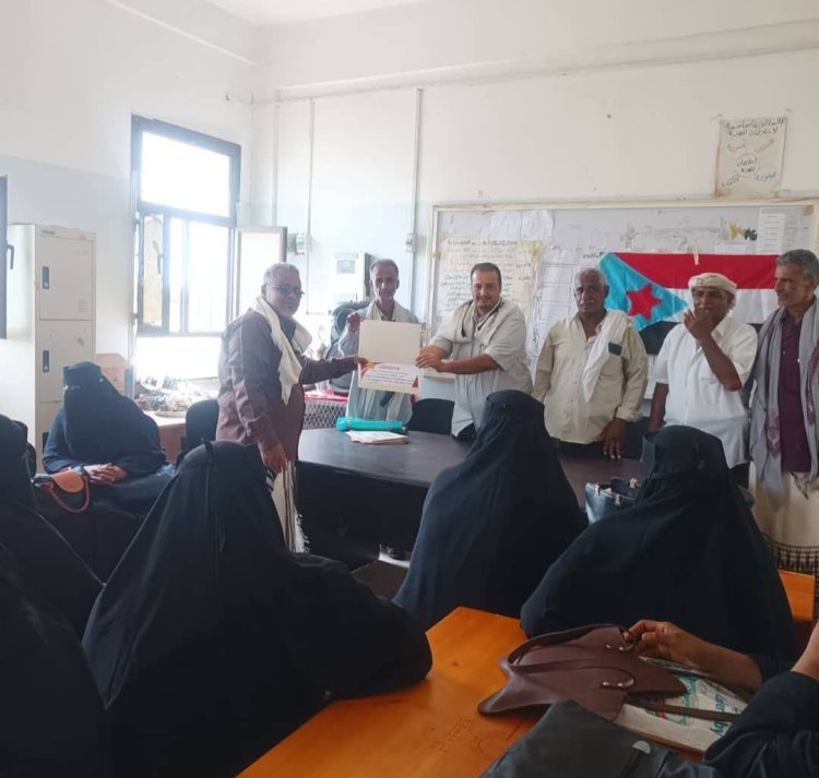 انتقالي خنفر يكرم عدداً من معلمي مدرسة الشهيد عبده هيثم بمدينة الكود