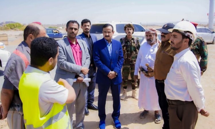 المحافظ بن الوزير يدشّن مشروع توسعة المدخل الغربي لمدينة عتق ويتفقد أعمال الإنارة الجارية فيه