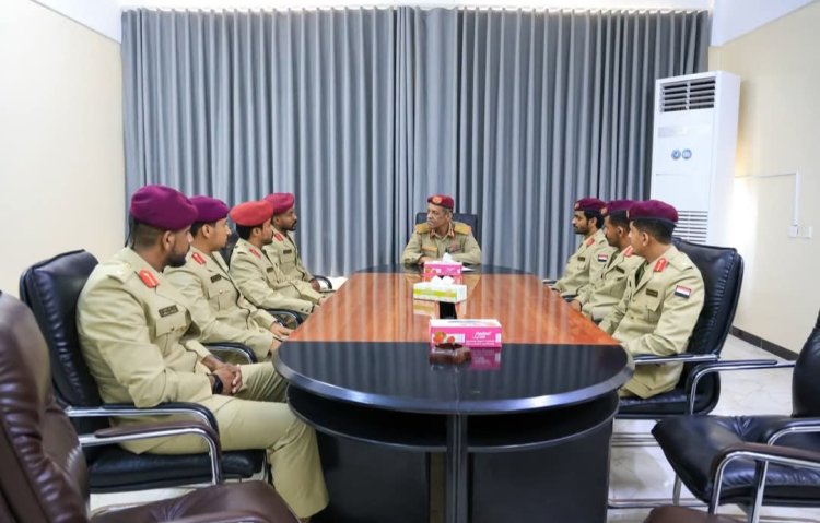 قائد المنطقة العسكرية الثانية اللواء الركن "طالب سعيد بارجاش" يلتقي بخريجي كلية زايد الحربية من أبناء حضرموت