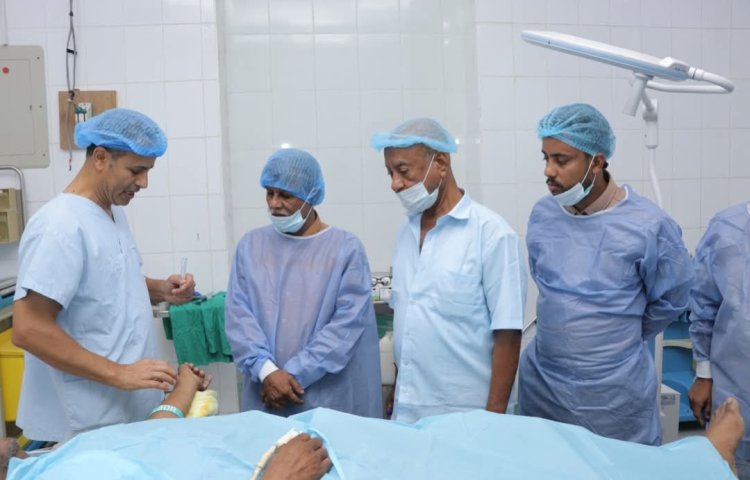 السلطة المحلية بالشحر تتابع سير المخيم الطبي الجراحي بمستشفى الشحر العام