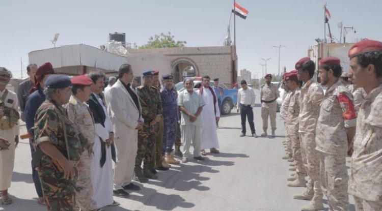 مدير شرطة المهرة يتفقد الوحدات الأمنية والعسكرية في جمرك شحن الحدودي