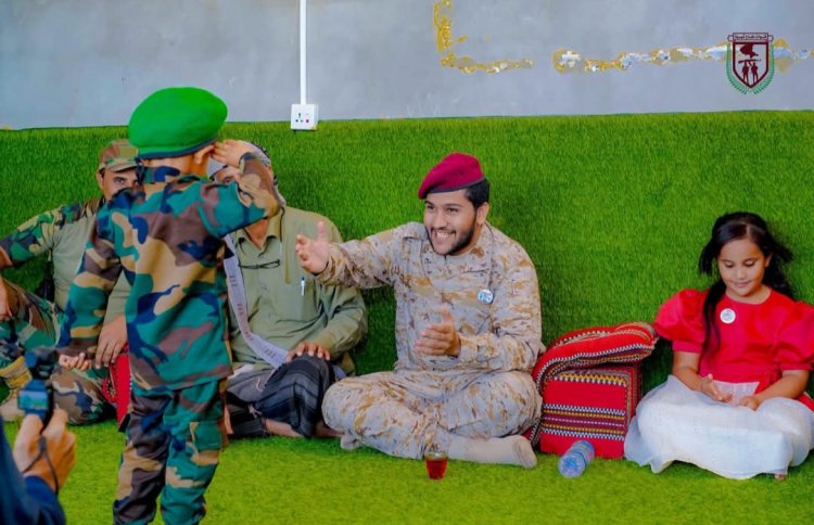 في لفتة وفاء.. نائب القائد العام لقوات دفاع شبوة وقائد اللواء الأول يزوران منزل الشهيد القائد أحمد محسن السليماني