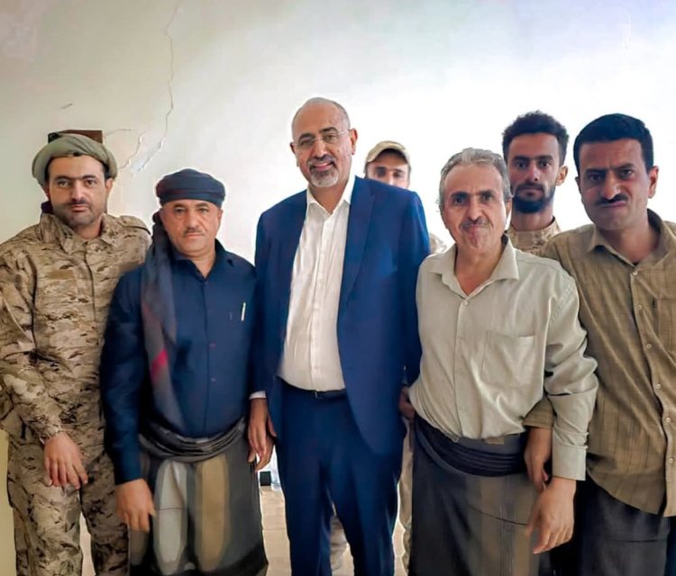 الرئيس الزُبيدي يزور القائد صلاح الشنفرة ويؤكد على وحدة الصف الجنوبي