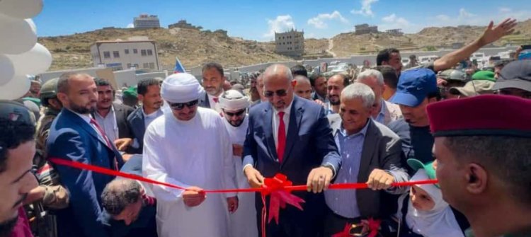 الرئيس الزُبيدي يزور مديرية الشعيب ويفتتح مجمّع الشيخ محمد بن زايد التعليمي النموذجي بمنطقة القزعة