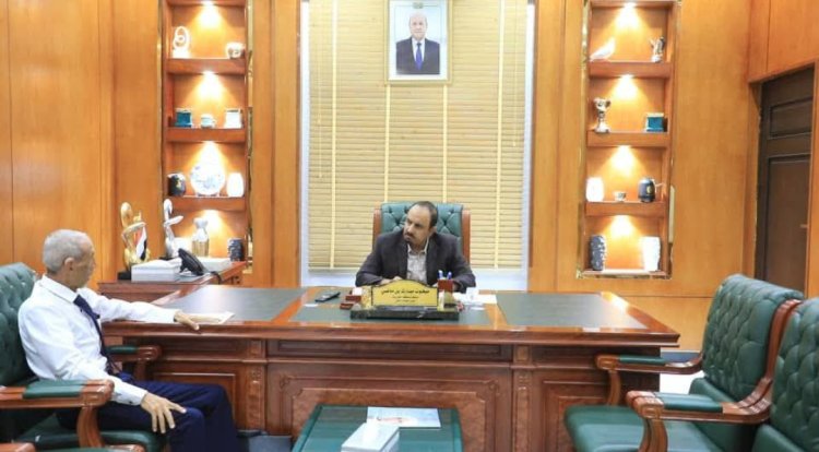 محافظ حضرموت يلتقي مدير عام دوعن ويبحث أوضاع المديرية وسبل تحسين خدمة الكهرباء