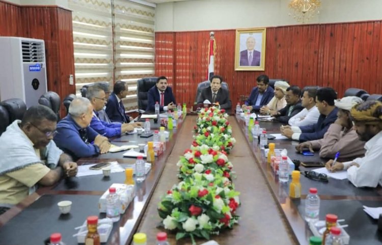 المحافظ بن ياسر يلتقي نائب وزير المياه والبيئة لمناقشة أوضاع فرع المؤسسة بالمهرة