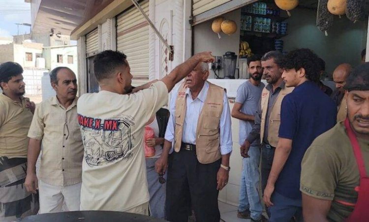 مكتب الصناعة يغلق إحدى الكافتيريات المخالفة في مديرية المنصورة بالعاصمة عدن