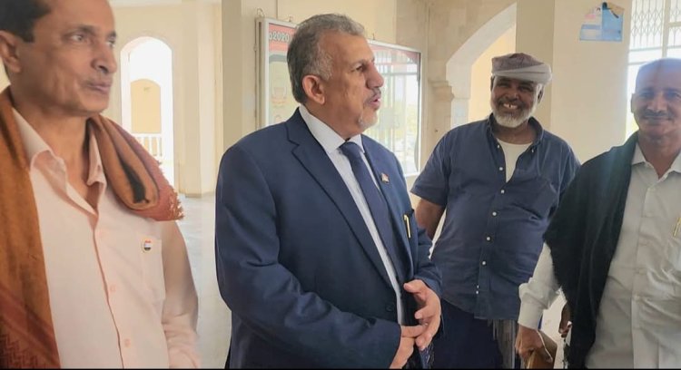 فريق التوجيه والرقابة الرئاسي يلتقي مدير الشؤون القانونية بديوان محافظ محافظة المهرة