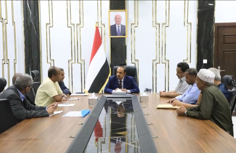 محافظ حضرموت يترأس اجتماعًا لضبط الأسعار وتفعيل الحركة التجارية والاستثمارية