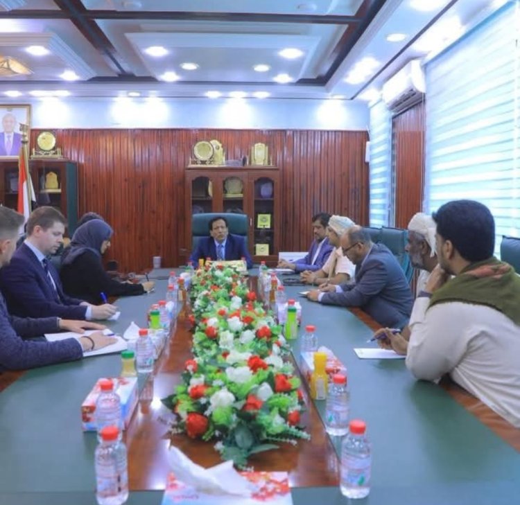 محافظ المهرة يلتقي وفد من مكتب المبعوث الأممي إلى اليمن ويبحث معه الأولويات والاحتياجات