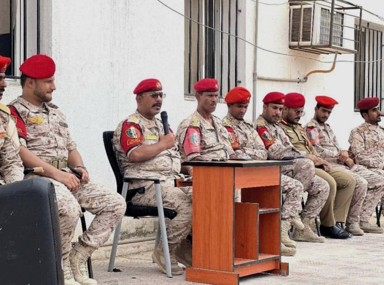 أركان الشرطة العسكرية فرع المكلا يلقي محاضرة توجيهية بعنوان "أكتوبر المجد.. ثورة العزة والإباء" بمعسكر قيادة الفرع