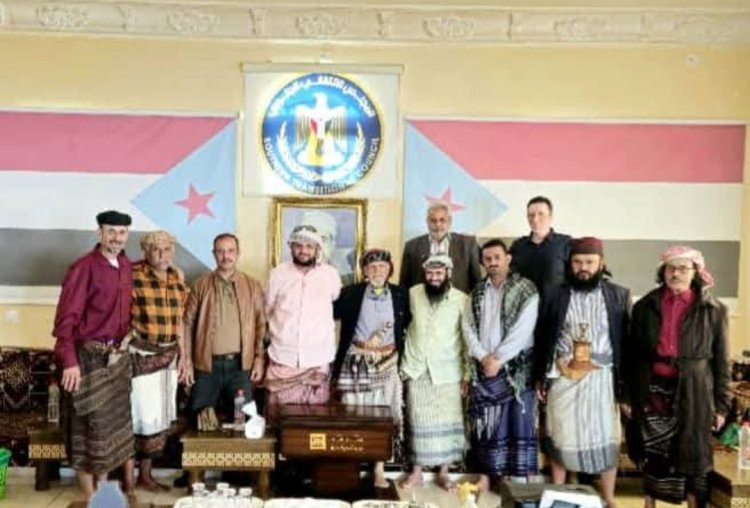 العميد الوالي يزور الشيخ عبدالرب النقيب للاطمئنان على صحته ويثمن مواقفه الوطنية