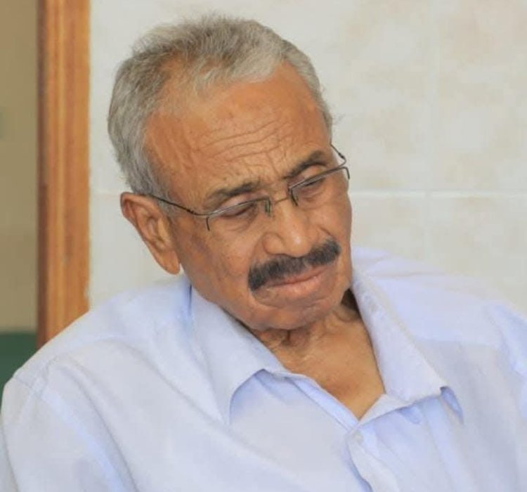 اللواء بن بريك يُعزّي في وفاة التربوي القدير الأستاذ فرج عوض طاحس