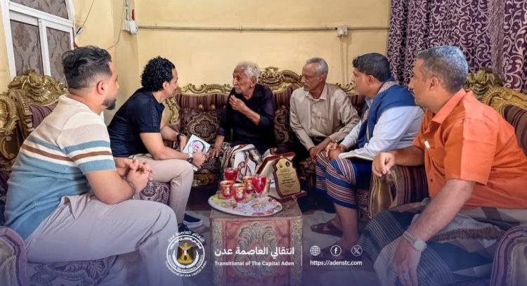 السقاف يزور الشاعر المخضرم عبدالله عبدالكريم للاطمئنان على صحته