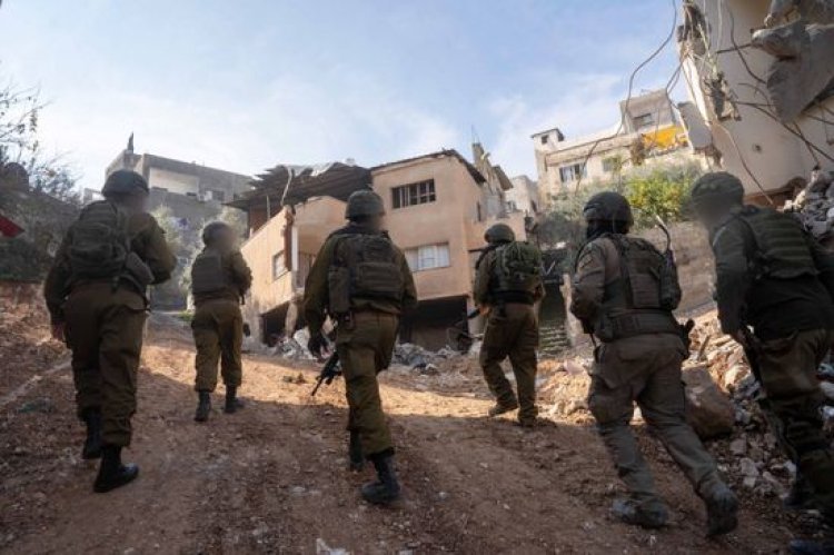 قوات الاحتلال تجرف جزءًا من شارع رئيسي بالضفة