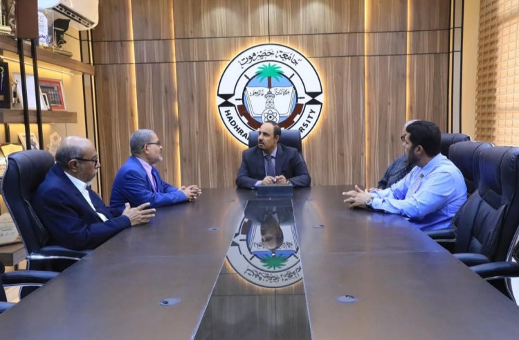 المحافظ بن ماضي يناقش مع رئاسة جامعة حضرموت سير العام الأكاديمي الحالي ويشيد بجهودها في تعزيز الجودة والبحث العلمي