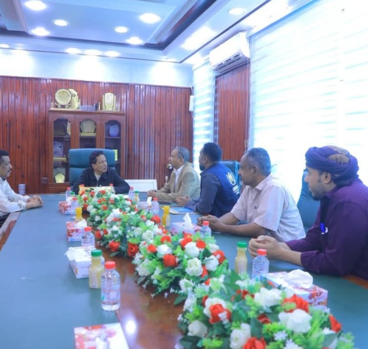 محافظ المهرة يلتقي فريق مفوضية اللاجئين ويؤكد استعداد السلطة المحلية لتسهيل مهامها