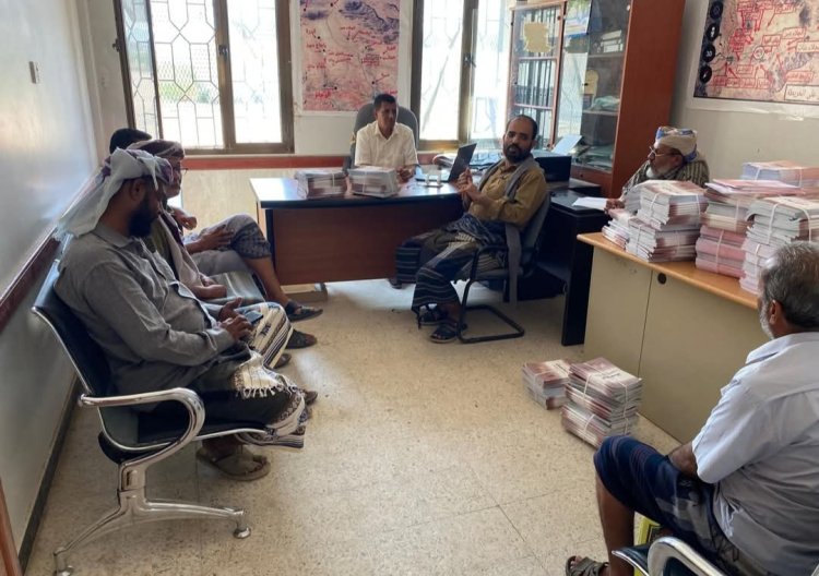 انتقالي حبان يقدم كمية من الكتب المدرسية لمكتب التربية والتعليم بالمديرية