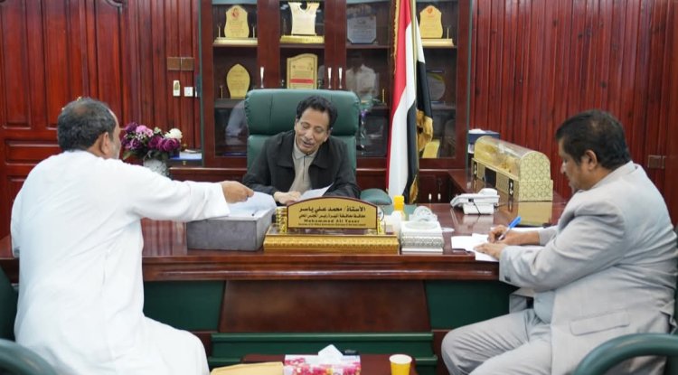 محافظ المهرة يناقش سبل تطوير التعليم الفني ويوجه بدعم المعامل بالطاقة الشمسية