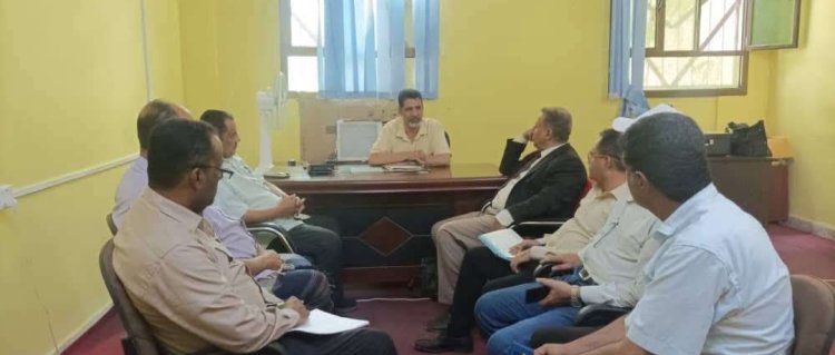 فريق التوجيه والرقابة الرئاسي يطلع على سير عمل مكتب الواجبات بمحافظة لحج