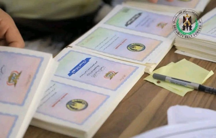 قوات الحزام الامني تضبط أوراقًا ثبوتية غير قانونية قادمة من مناطق الحوثيين