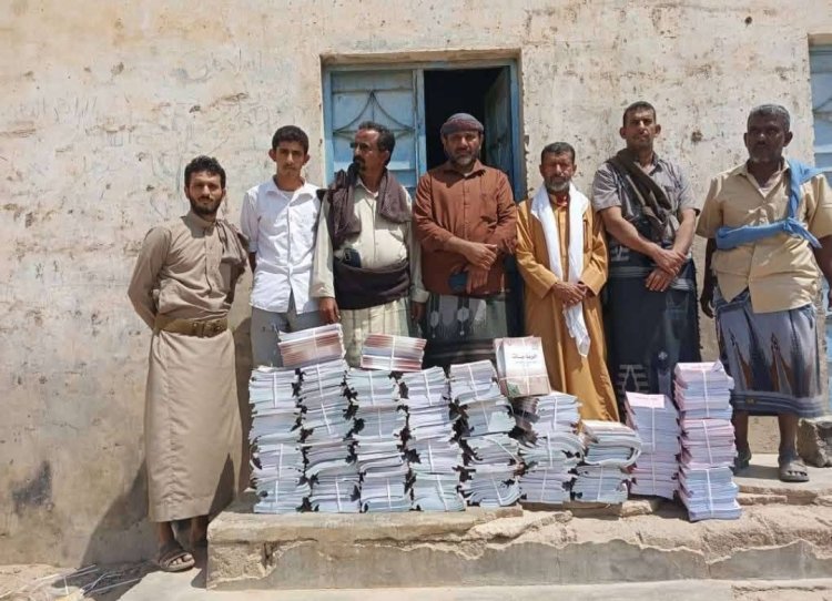 انتقالي الصعيد يقدم كمية من الكتب المدرسية لمكتب التربية والتعليم بالمديرية