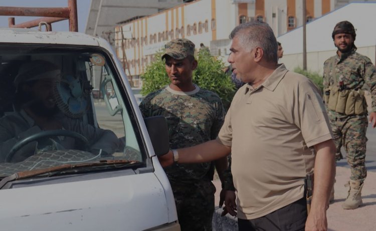 العميد المنهالي يقود حملة مرورية بشوارع المكلا ويؤكد: لن نسمح بانتشار الجرائم والحوادث بسبب المركبات المخالفة والمجهولة