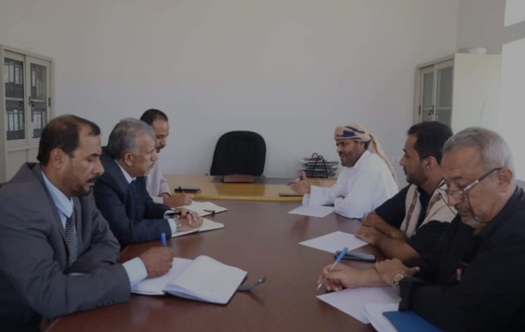 فريق التوجيه والرقابة الرئاسي يلتقي مدير فرع المؤسسة العامة للمياه والصرف الصحي بمحافظة المهرة .