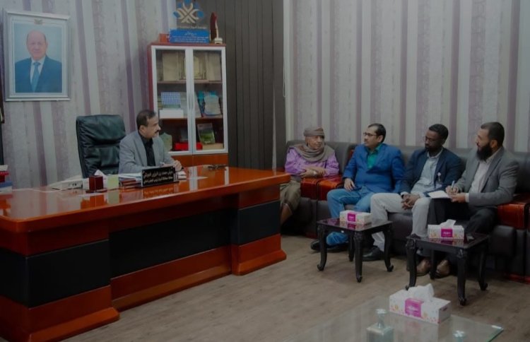 محافظ شبوة يناقش مع إدارة مستشفى الشيخ محمد بن زايد سبل تطوير الخدمات الطبية بالمستشفى .