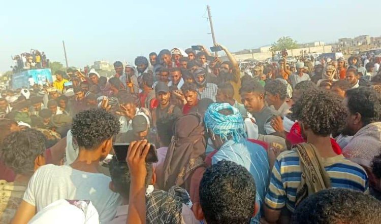 العاصمة عدن تُشيّع الشهيد الشيخ مهدي العقربي إلى مثواه الأخيرة ببئر أحمد