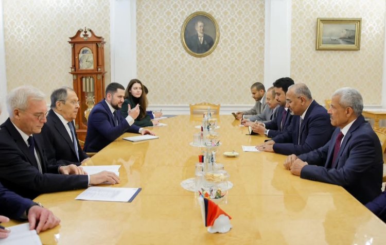 الرئيس الزُبيدي يصل موسكو ويلتقي وزير خارجية روسيا الاتحادية