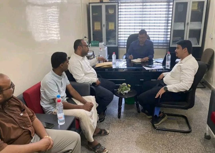 فريق الجودة ومكافحة العدوى بالمهرة يناقش مع مدير عام الخدمات الطبية بوزارة الصحة سبل تعزيز معايير الجودة وسلامة المرضى