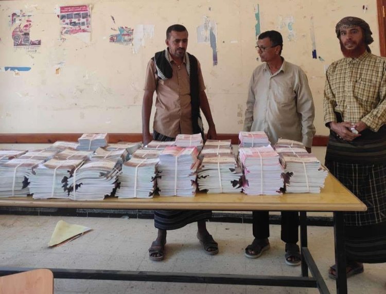 انتقالي الروضة يقدم كمية من الكتب المدرسية لإدارة التربية والتعليم بالمديرية