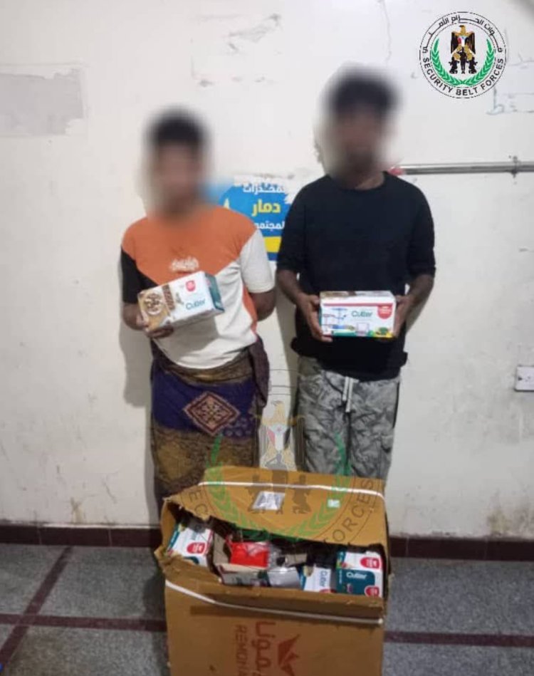 قوات الحزام الامني تضبط شخصين بتهمة سرقة بضائع من على متن شاحنات نقل شمال عدن