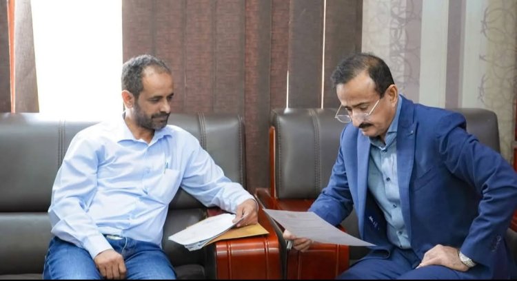 محافظ شبوة يناقش ترتيبات إقامة المخيم الطبي لعلاج أمراض وجراحات العيون