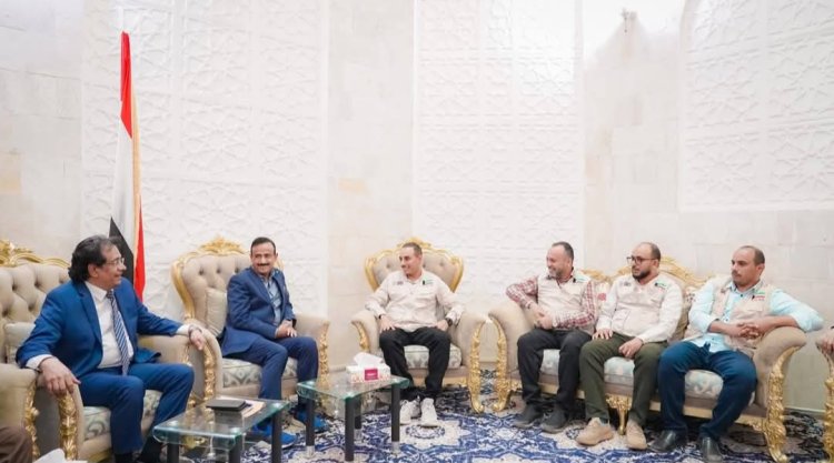 محافظ شبوة يبحث مع وفد الجمعية الكويتية تعزيز التعاون التنموي والإنساني وتنفيذ مشاريع خدمية