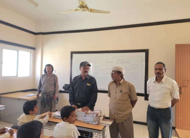 انتقالي نصاب يقدم كمية من الكتب المدرسية لإدارة مكتب التربية والتعليم بالمديرية