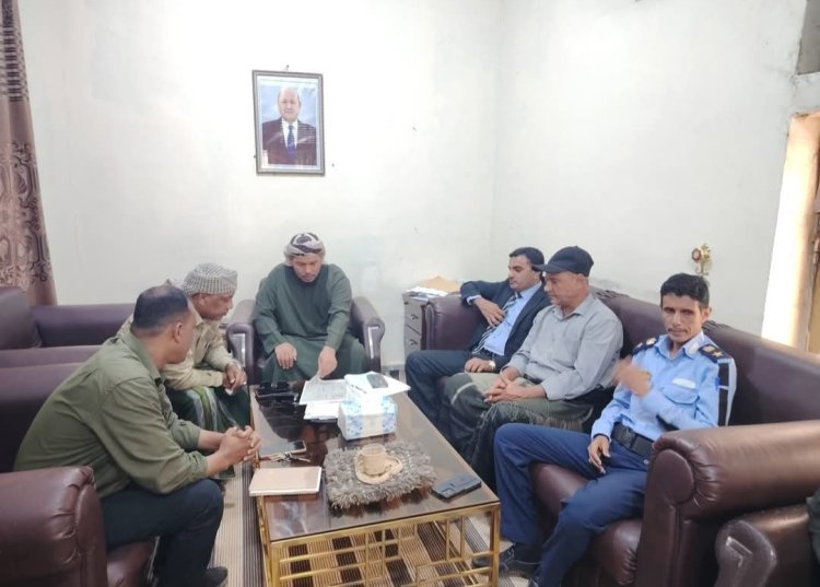 محافظ سقطرى يناقش خطة تنظيم مواقف المركبات ومواقع البركنة في المحافظة