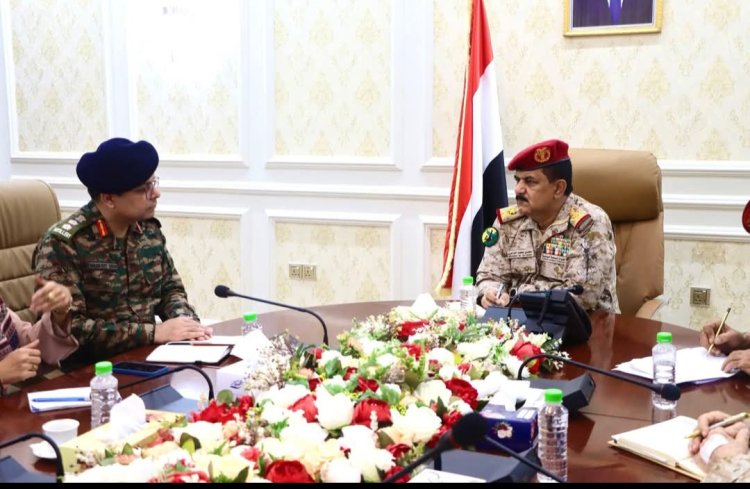وزير الدفاع يبحث مع الملحق العسكري الهندي تعزيز التعاون المشترك