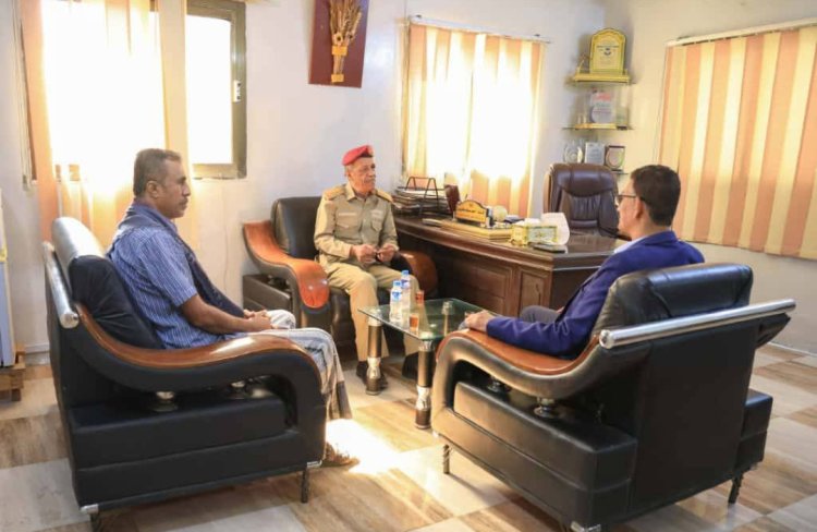 قائد المنطقة اللواء الركن بارجاش يزور مدير عام مكتب الشؤون الاجتماعية والعمل بساحل حضرموت