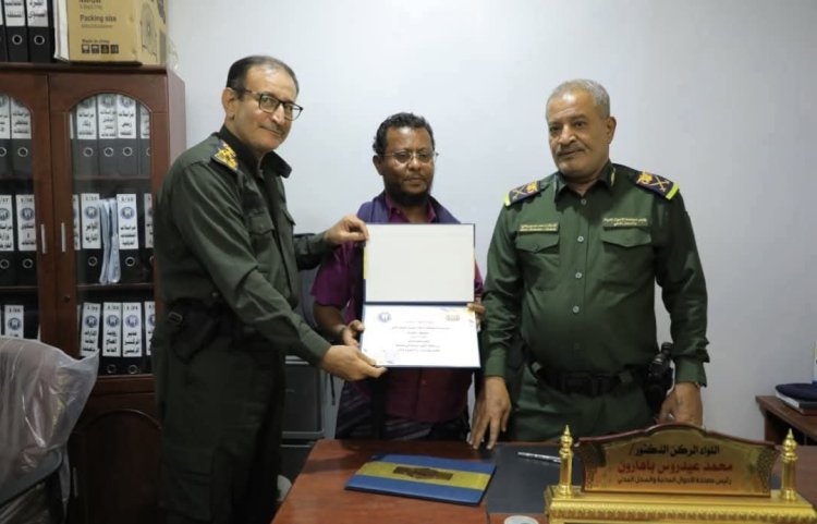 رئاسة مصلحة الأحوال المدنية تكرم قائد نقطة مصنع الحديد لضبطه وثائق مزورة