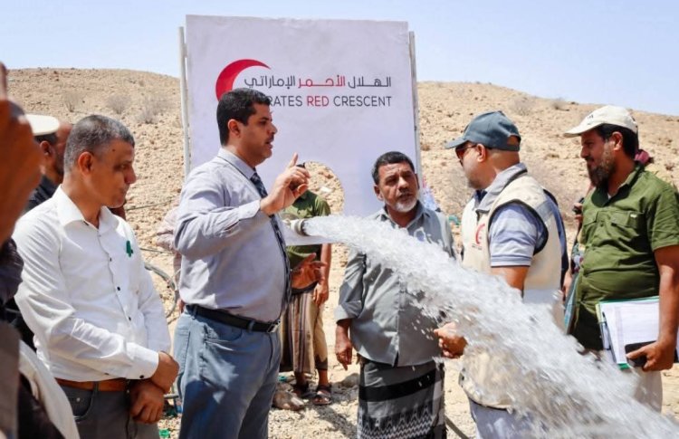 مدير عام غيل باوزير يستقبل مدير عام المياه ويدشّنان الضخ التجريبي لبئر مياه الشرب بحقل الرقبة بمنطقة العيون