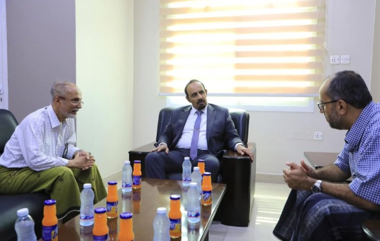 محافظ حضرموت يبحث مع رئيس الغرفة التجارية الأوضاع التموينية وسبل تعزيز الاستثمار للدفع بعجلة التنمية