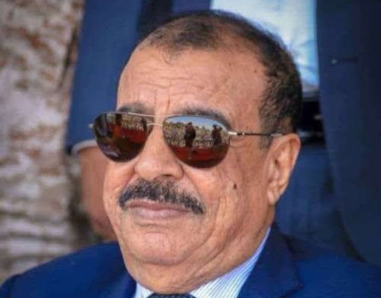 اللواء بن بريك يُعزّي في وفاة الفريق ركن علي قائد مشرح