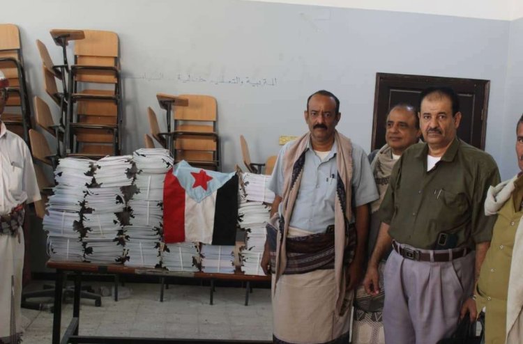انتقالي بيحان يرفد مكتب التربية والتعليم بالمديرية بكمية من الكتب المدرسية