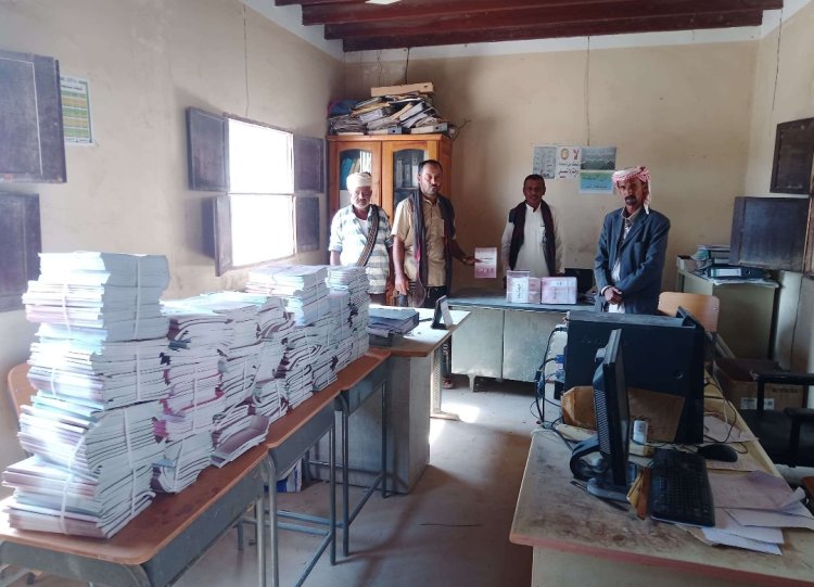 انتقالي رضوم يدعم مكتب التربية والتعليم بالمديرية بكمية من الكتب المدرسية