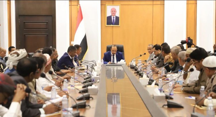 محافظ حضرموت يعقد لقاءً موسعاً بقيادات السلطة المحلية ومديري المديريات والأجهزة التنفيذية ويشدد على تلمس احتياجات المواطنين وتحسين الإيرادات وتعزيز هيبة الدولة