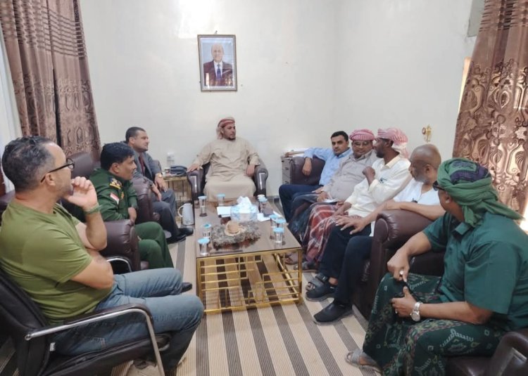 محافظ سقطرى يناقش مع المعنيين تفعيل الأنشطة الرياضية وخطة دمج الأندية بالمحافظة